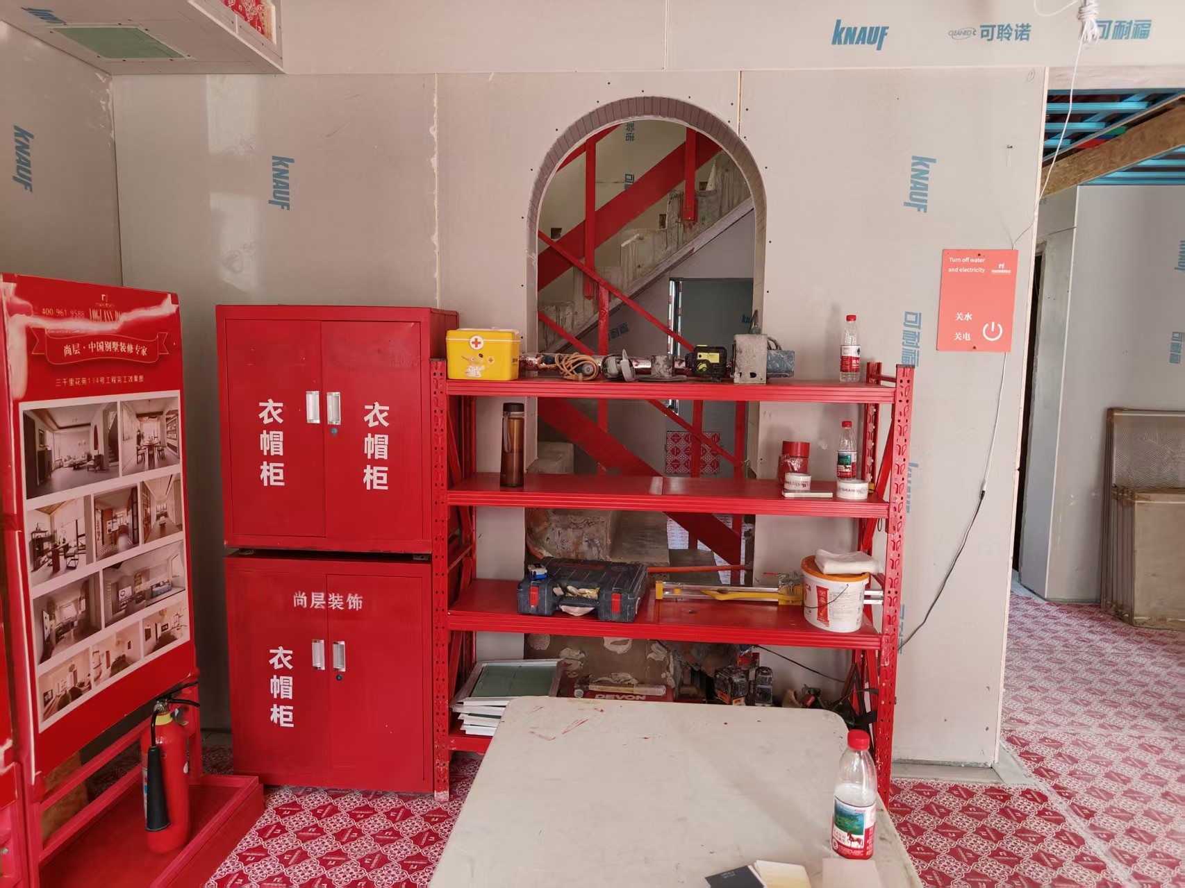 上海尚层在施工地：标准化分区管理，工具与物料分类上架摆放整齐。