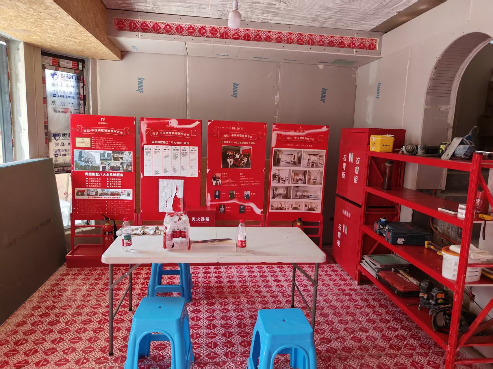 上海尚层在施工地：现场配备专用衣帽柜与消防器材，安全设施定点摆放。