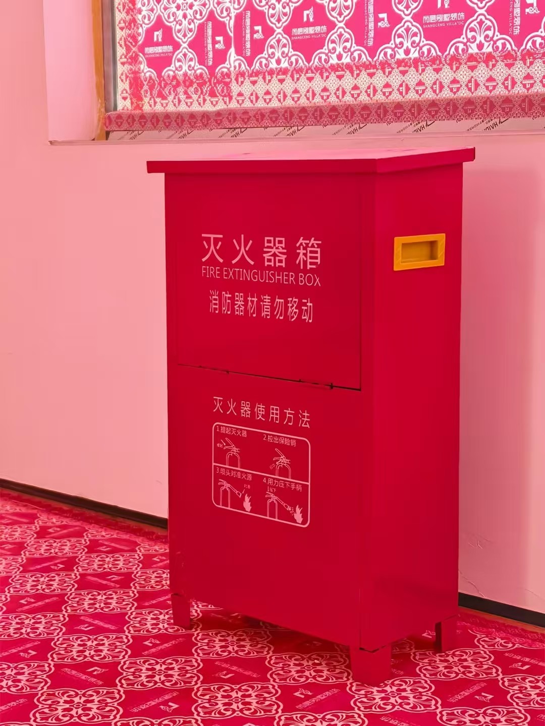 上海尚层在施工地：现场配置标准化灭火器箱并标注使用说明。