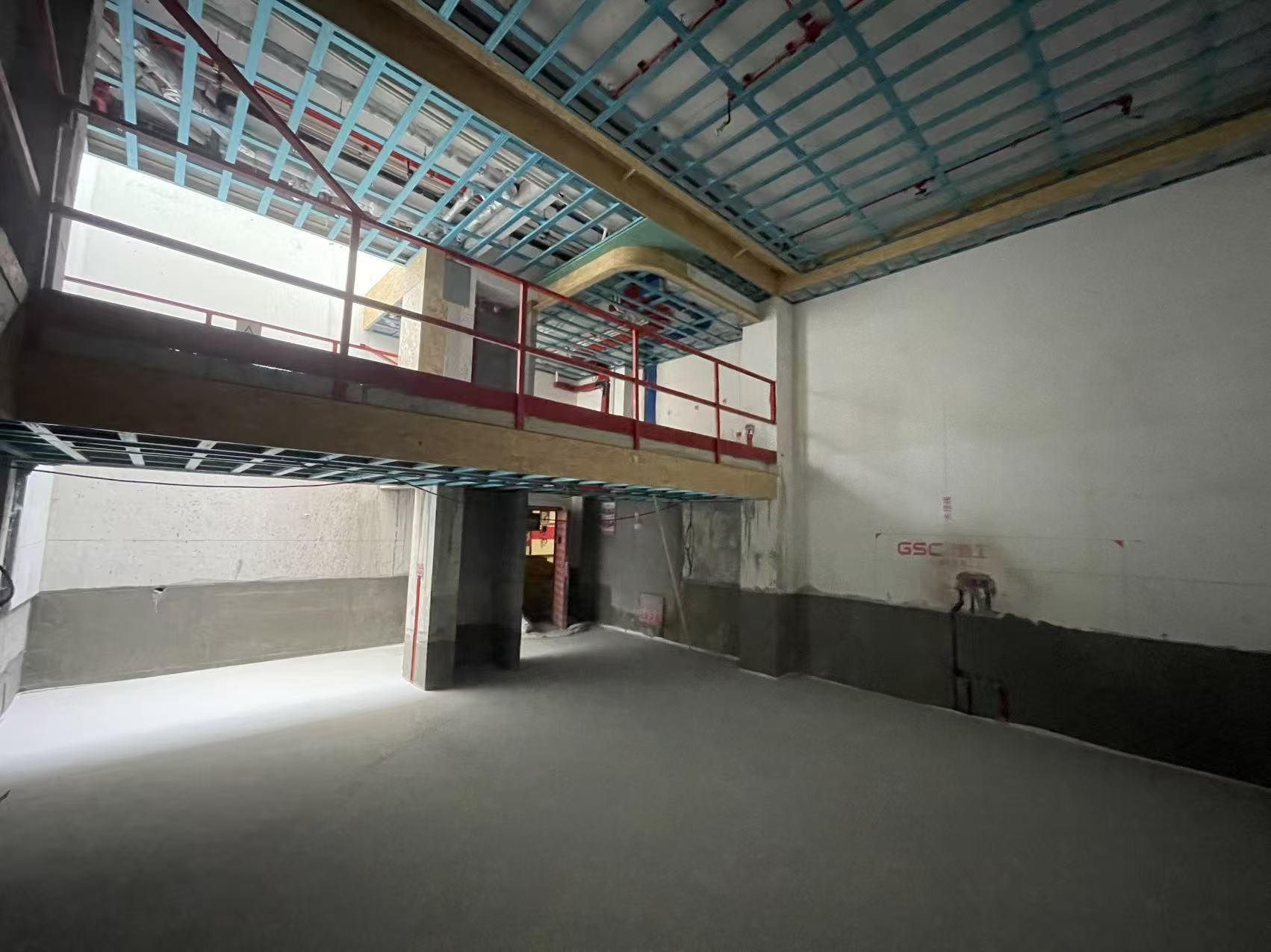 上海尚层在施工地：挑空区按分层做法施工，管线与龙骨分离、互不借力。